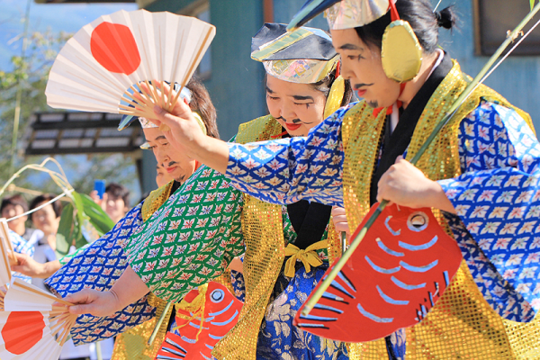 「おめでタイ」雰囲気をふりまいた山崎大黒舞。女性たちだけで踊られるのが珍しい