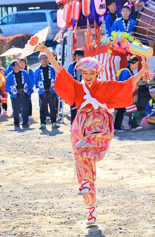 「おめでタイ」雰囲気をふりまいた山崎大黒舞。女性たちだけで踊られるのが珍しい