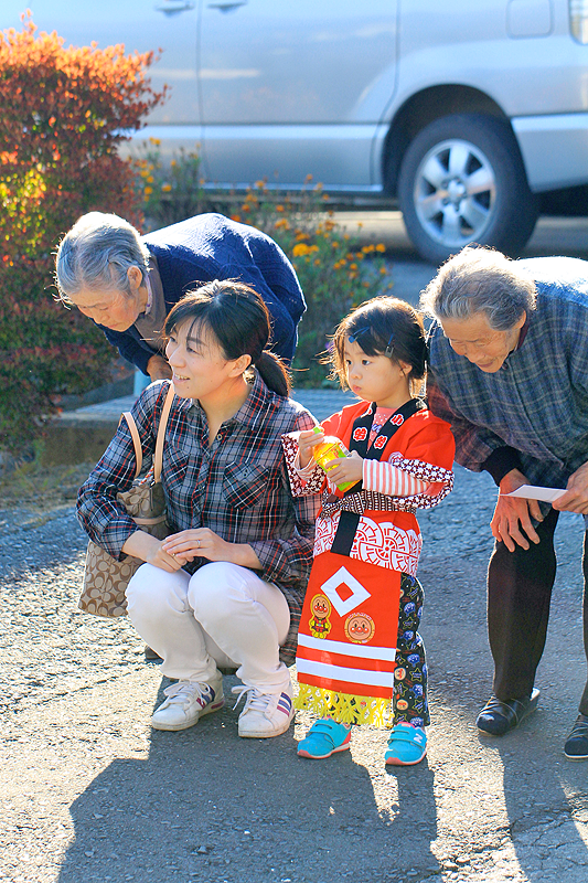 大人も子どもも家の前に出てみこし行列を見守った