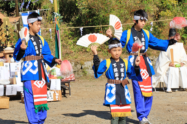 下組虎舞は「震天」「動地」の名を持つ頭が二つ、才坊と共に踊る 