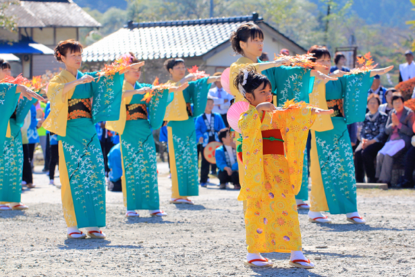 女性たちの手踊りで会場が一気に華やぐ