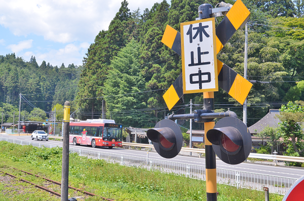 震災以降休止が続くＪＲ線の鉄路。近接する国道３４３号ではＢＲＴが運行を続ける＝陸前高田