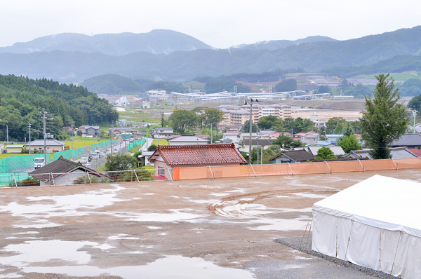盛り土が進むかさ上げ地を見下ろす高台に整備=同