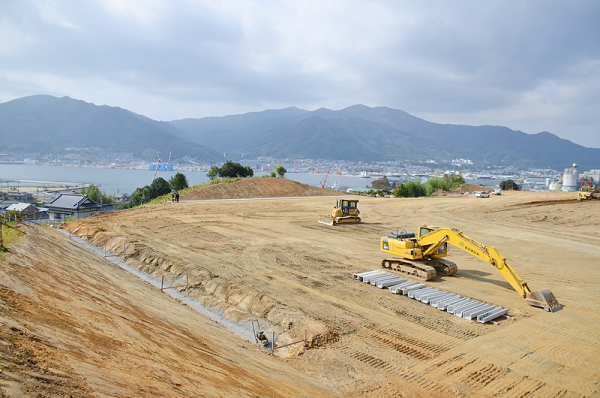 造成工事が進む赤崎町小学校の建設予定地=同