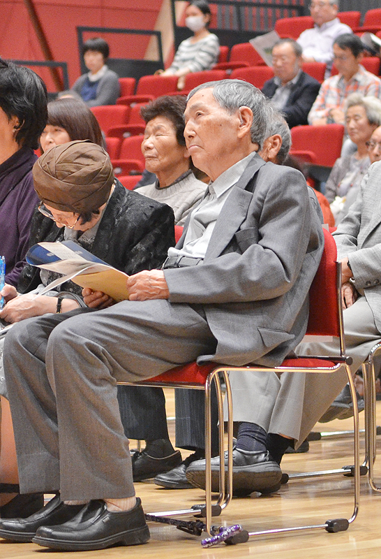「母が生きていれば、どんなに感激したことか」。こう語りながらじっくりと耳を傾けた三吾さん