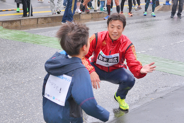 ゴールした選手一人ひとりをねぎらう鈴木選手㊥＝陸前高田