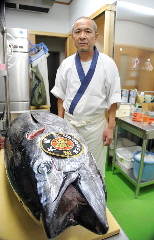 親交のある大間の漁師から贈られた本マグロを前に決意も新たにする向澤店主