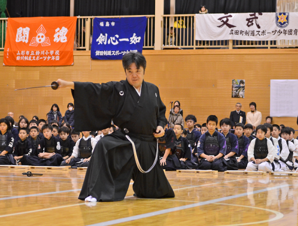 小西真円一之氏による公開演武も＝同