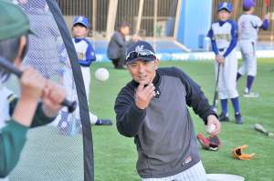 試合後の野球教室ではロッテの元選手・澤井良輔さんも指導に加わった