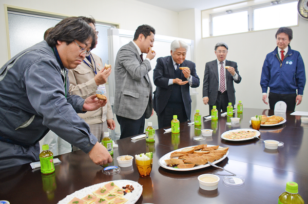 好評の声が多くあがった試食会=大船渡町