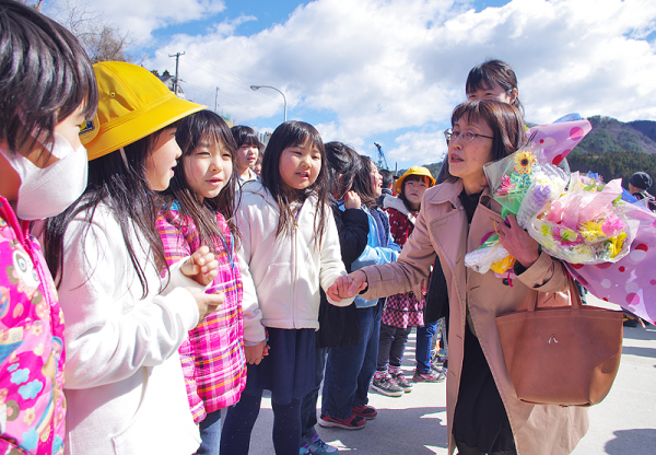見送りの児童一人ひとりと言葉を交わす場面も＝赤崎町・蛸ノ浦漁港
