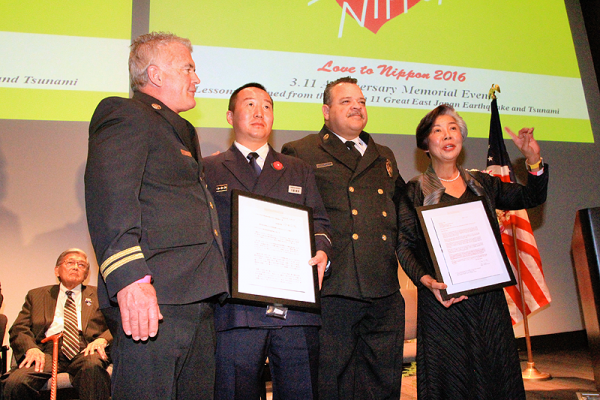 大船渡市・戸田公明市長からの礼状も、千葉士長（左から２人目）が日本語で、鵜浦代表㊨が英語で紹介した＝米ロサンゼルス