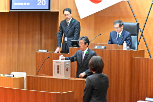 議長選で投票を行う議員ら＝大船渡市議会
