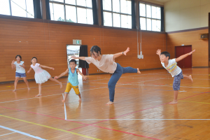 小林さん(右から2人目)と一緒にダンスを創作する子どもたち=猪川地区公民館
