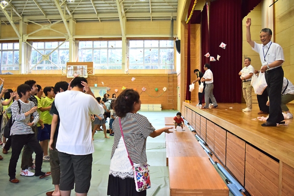 海洋システム科の缶詰が当たるとあって、多くの参加者でにぎわうＰＴＡのもちまき＝高田高校