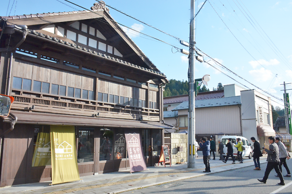 世田米商店街やまち家を訪ねる「まち歩き」も=世田米