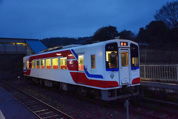 津波注意報を受けて綾里駅で停車する三陸鉄道南リアス線の始発列車=大船渡市三陸町