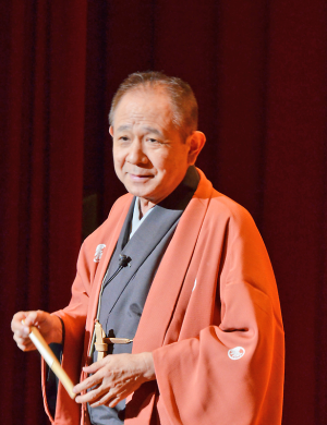 随所に笑いを誘いながら健康の秘訣を伝えた立川らく朝氏＝農林会館