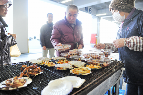 海産物の炭火焼きが香ばしいにおいを漂わせた