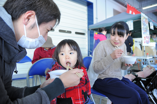 小さな子どもも、すり身汁で体を温めた