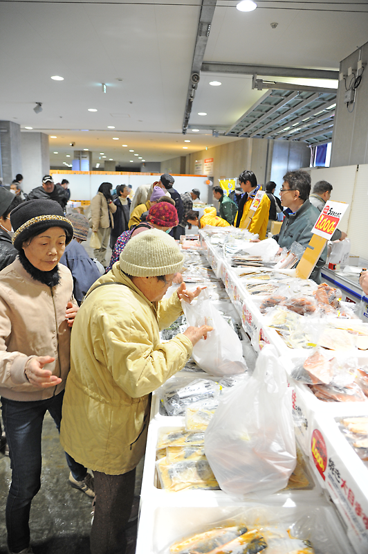 お買い得商品を手に取る来場者ら