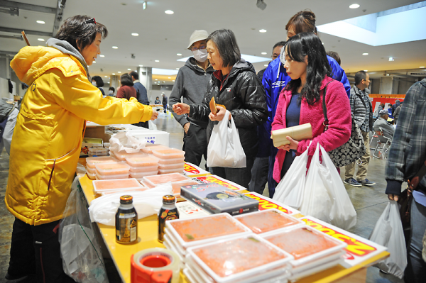 多くの来場者がイクラなどを買い求めた