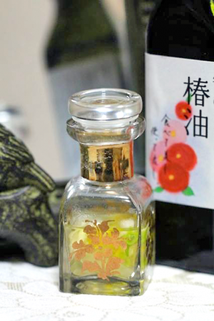 ユズの花をつばき油につけ、整髪料にすることも