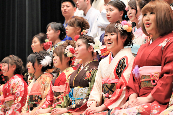 晴れやかな笑顔と大きく成長した姿を見せた新成人たち＝市コミュニティホール