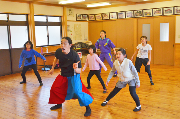 ワークショップでダンスに励む子どもたち＝立根町