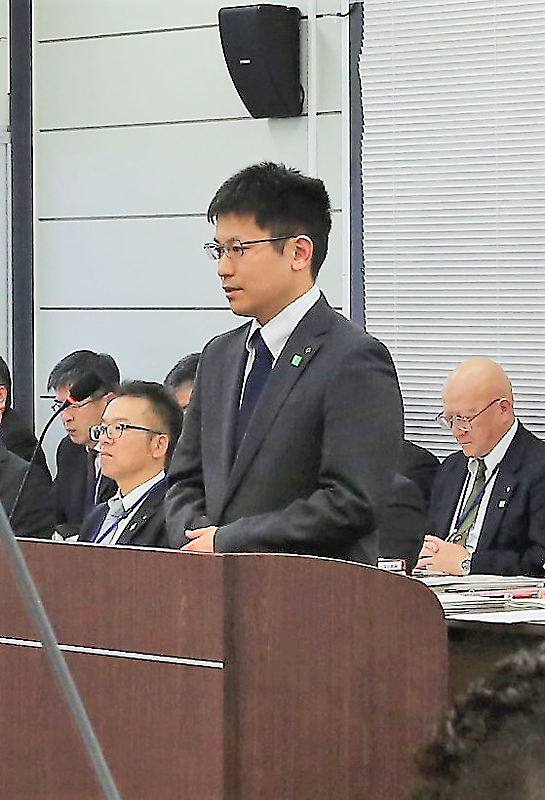 退任のあいさつをする長谷部副市長