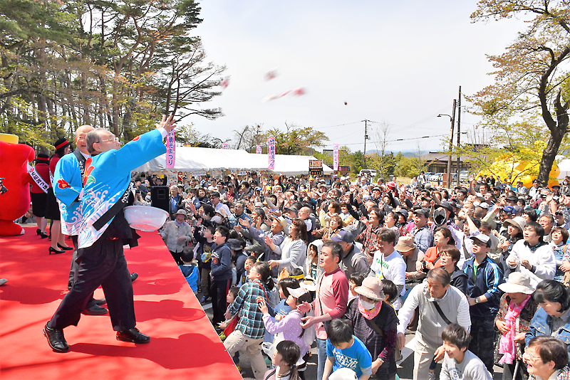Web東海新報 県内外の来場者で盛況 きょうまで催事多彩に 大船渡市 碁石海岸観光まつり開幕 動画 別写真あり