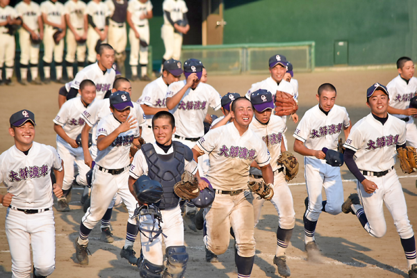 【大船渡東─一関第二】逆転勝ちで喜びを爆発させる大船渡東ナイン＝県営球場