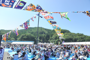 会場には市内外から多くの人が詰めかけた=赤崎町