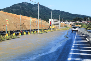 通行止めが解除となった国道45号沿いでも冠水が続いた＝陸前高田市