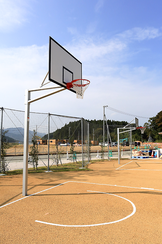 芝生広場に設置されたバスケットボールゴール