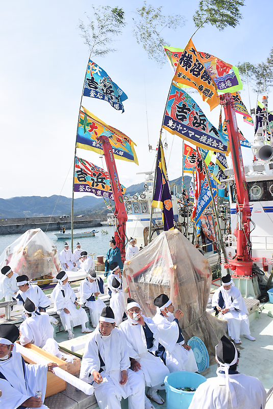船にみこしをのせ、海上渡御へ