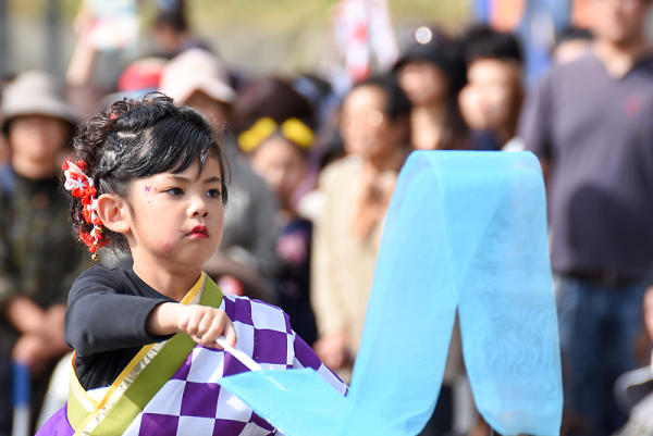子どもたちも手踊りを見せた