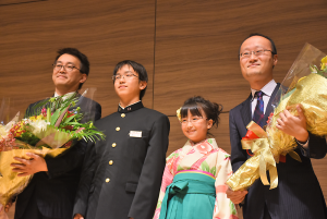渡辺竜王(右端)と羽生棋聖(左端)に歓迎の花束を贈呈=大船渡プラザホテル