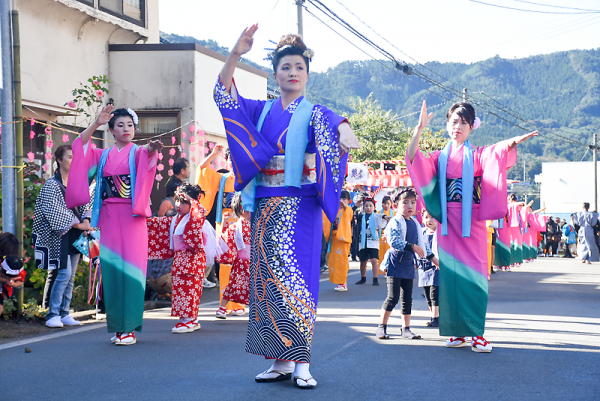 本郷、扇洞、根白、千歳の各祭組が余興奉納した