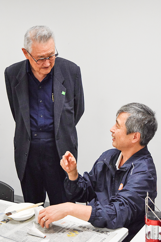 最後の製作者・新太郎さんのおいにあたる俊一さん㊨と、かつて俵牛の再興に尽力した熊谷さんが和やかに語らう場面も=同