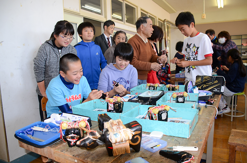 Web東海新報｜華やかな出来栄え喜ぶ、郷土玩具「首ふりべーご」完成／陸前高田