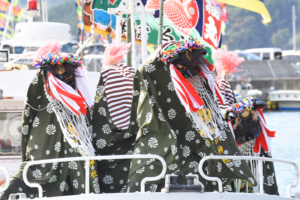 船上で舞う権現様㊤と虎舞