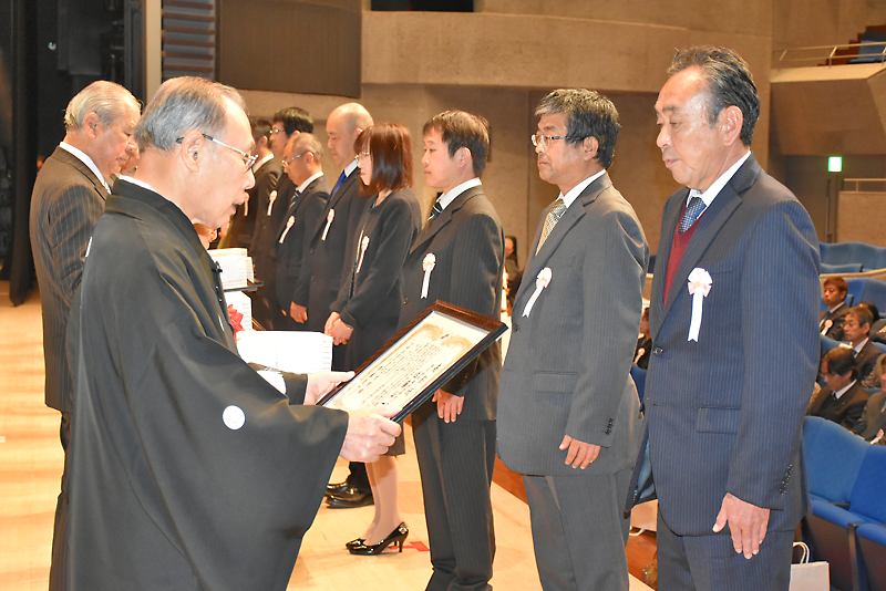 Web東海新報 長年にわたる勤続たたえ 気仙両市で優良従業員表彰式 別写真あり