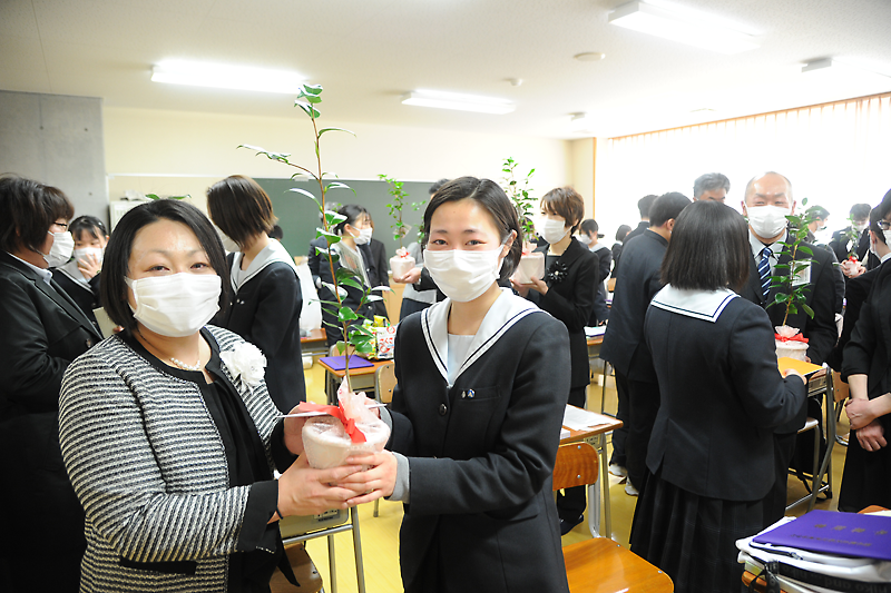 Web東海新報 晴れやかな笑顔で旅立ち 令和最初の卒業式 気仙４高校で 別写真あり
