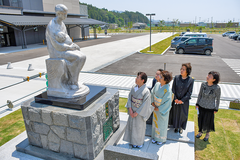 Web東海新報｜子らの成長を優しく見守って 「母子像」復元完了し除幕