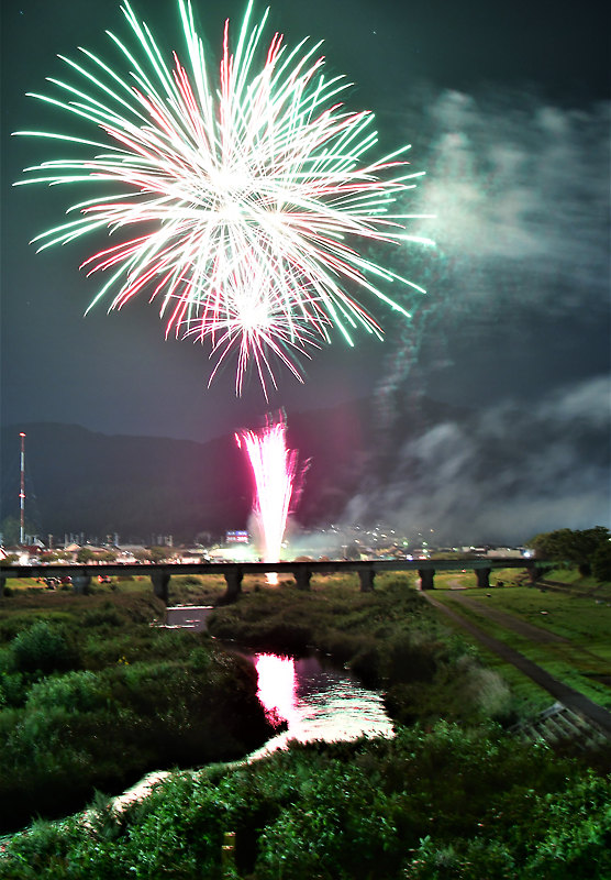 Web東海新報 川面を彩る夜空の大輪 コロナ収束願い花火 灯ろう流し中止の盛川で 別写真あり