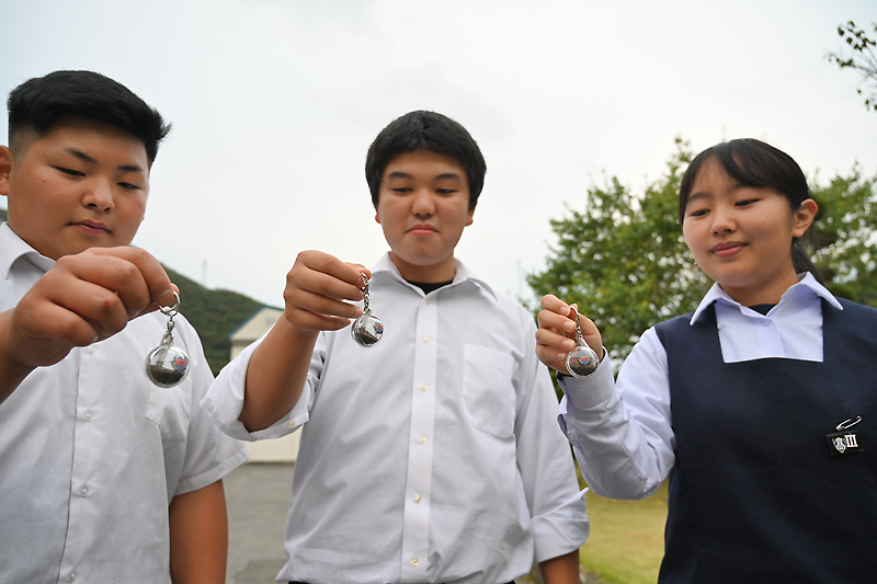 Web東海新報｜球児へのエール込め 「甲子園の土」キーホルダー 気仙４