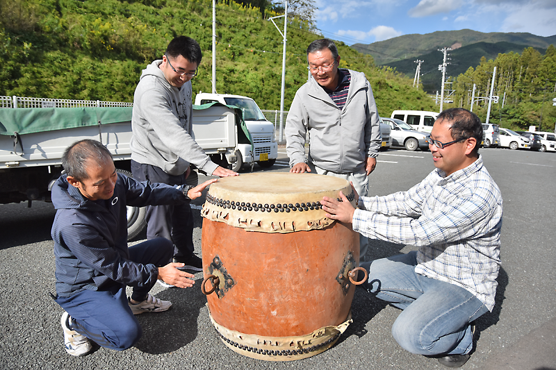 Web東海新報 被災太鼓と 奇跡の再会 持ち主は気仙町の祭組 大震災の津波で流出 別写真あり