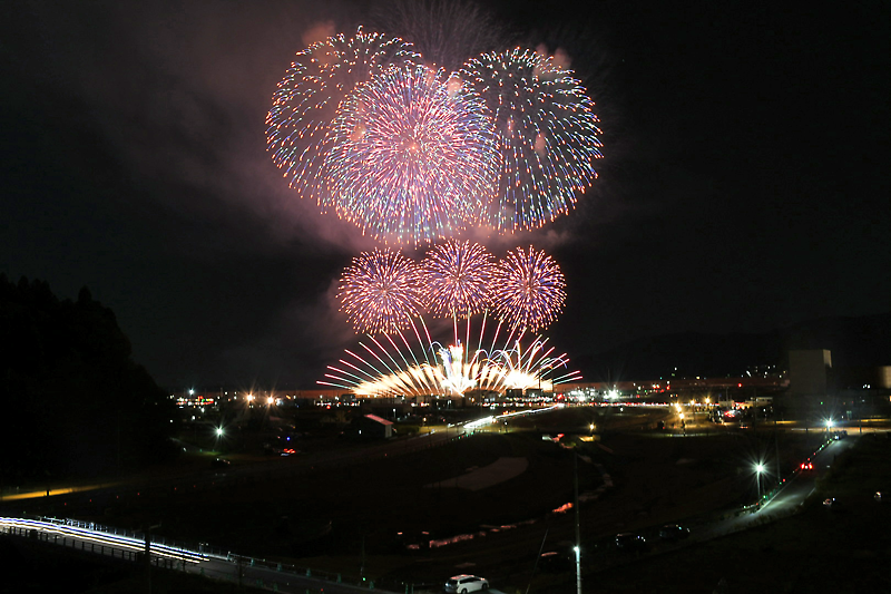 Web東海新報｜晩秋の夜空 華麗に豪快に 「三陸花火大会」初開催