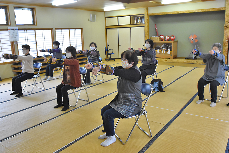 Web東海新報｜手作りバンドで健康増進 いきいき百歳体操で使用 竹駒町